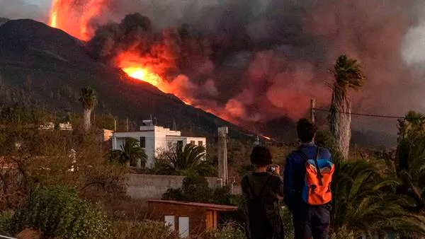 Educación prevé reiniciar las clases para los más de 4.000 alumnos afectados por la erupción del volcán de La Palma la próxima semana Educación prevé reiniciar las clases para los más de 4.000 alumnos afectados por la erupción del volcán de La Palma la próxima semana