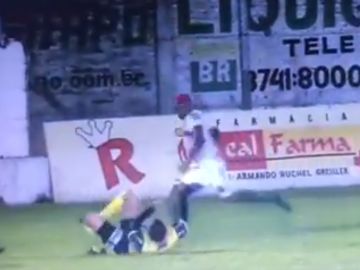 La salvaje agresión de William Ribeiro a un árbitro en un partido de fútbol en brasil