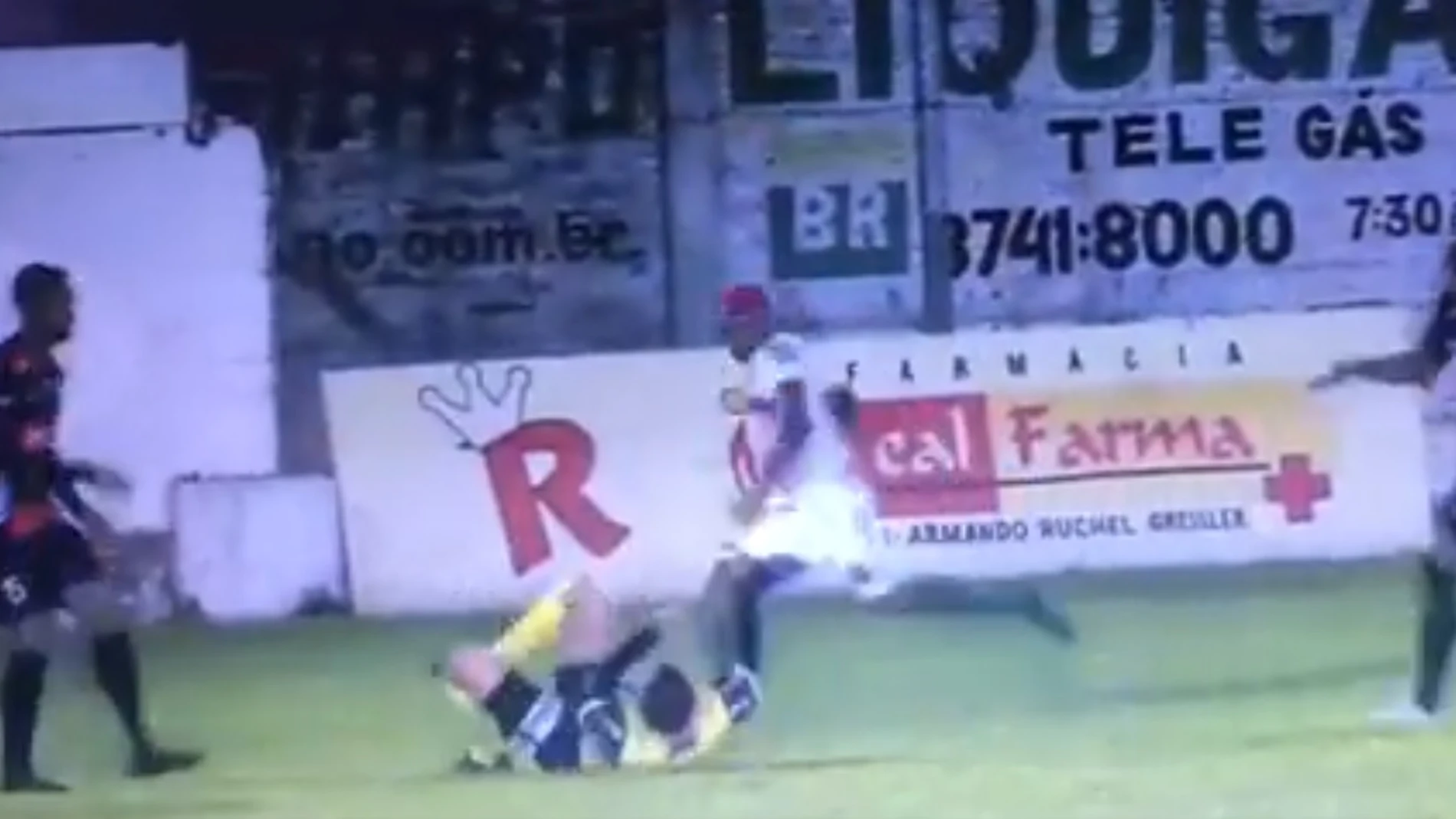 La salvaje agresión de William Ribeiro a un árbitro en un partido de fútbol en brasil
