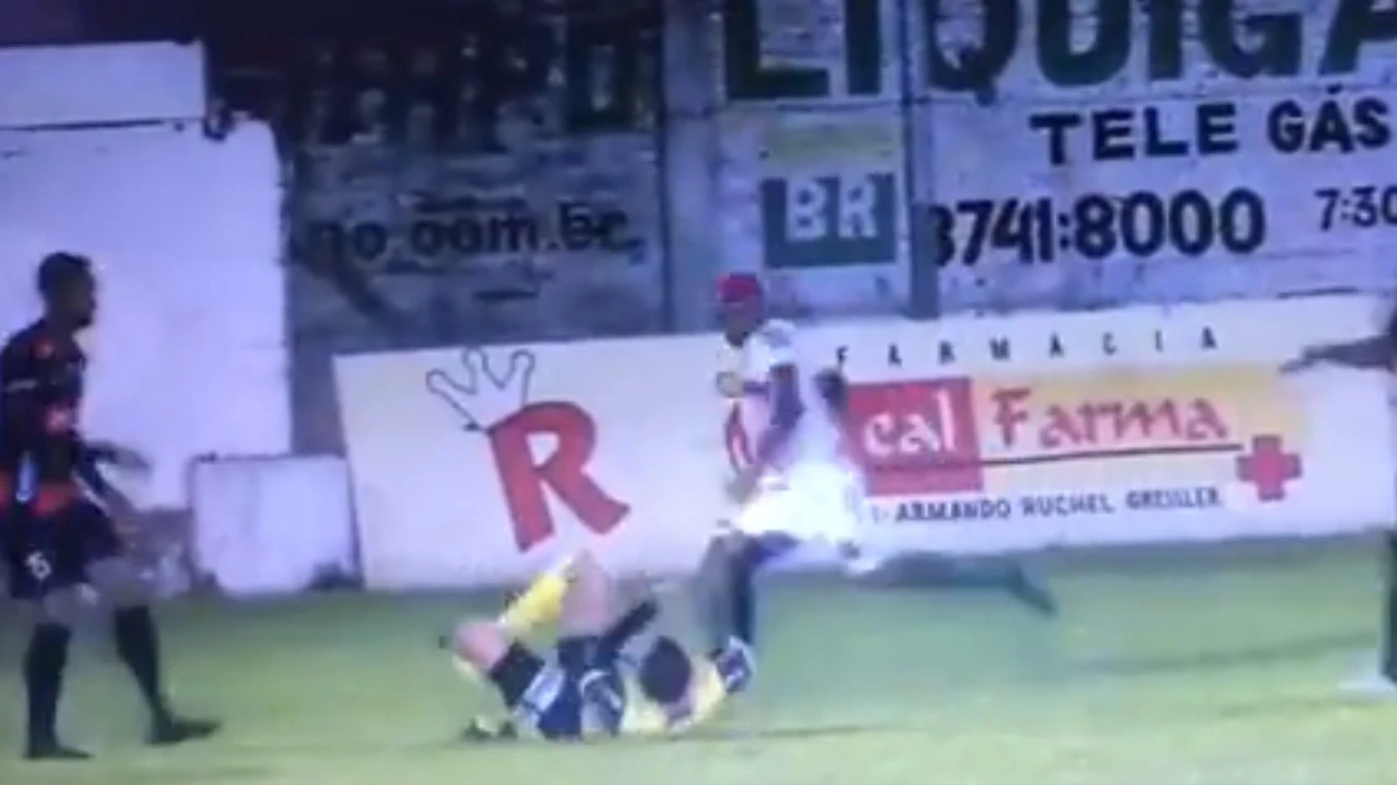 La salvaje agresión de William Ribeiro a un árbitro en un partido de fútbol en brasil La salvaje agresión de William Ribeiro a un árbitro en un partido de fútbol en brasil