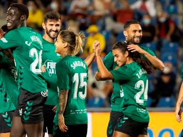 El fútbol canario se vuelca con los afectados por el volcán de La Palma con un partido mixto pionero