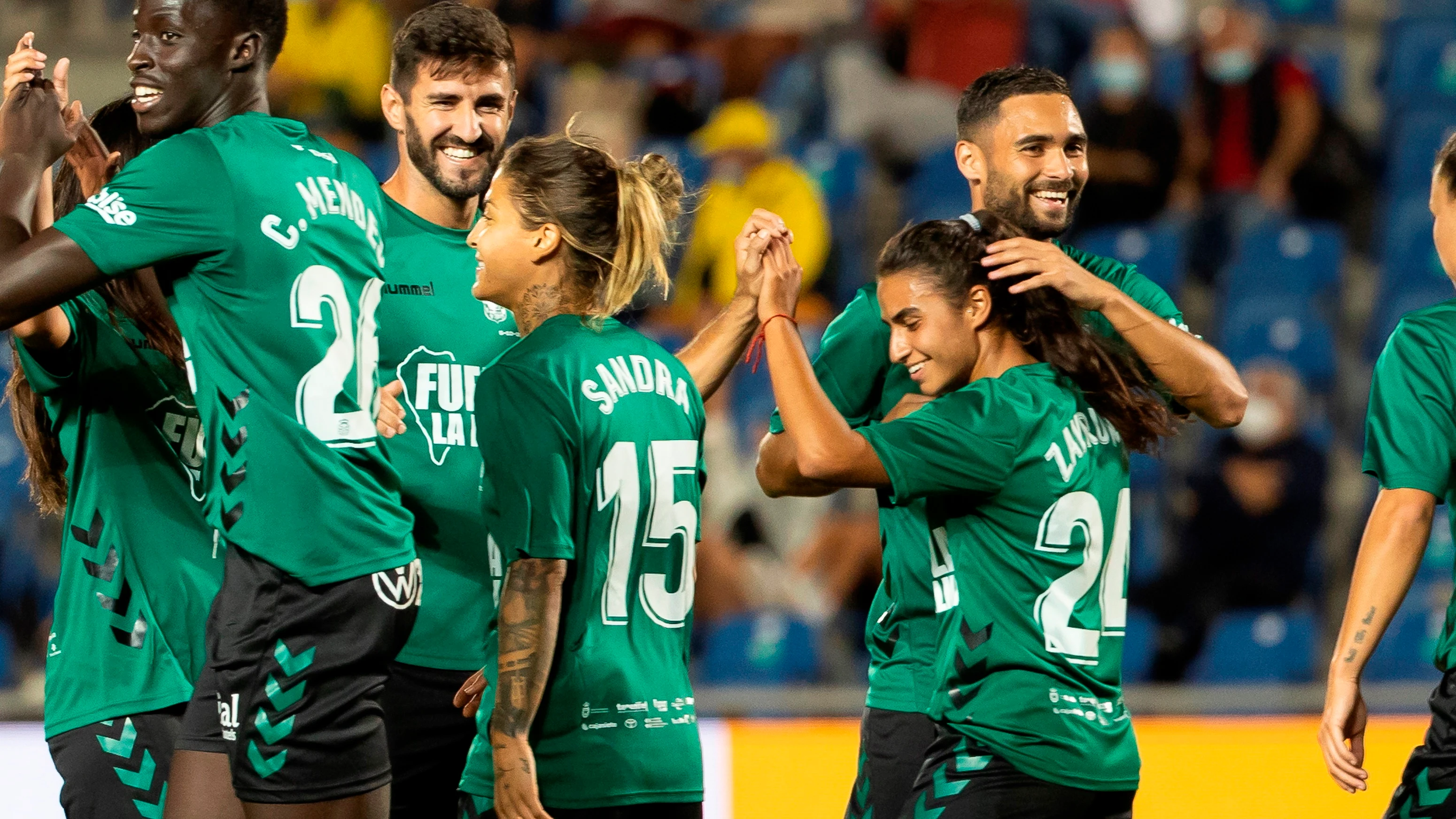 El fútbol canario se vuelca con los afectados por el volcán de La Palma con un partido mixto pionero El fútbol canario se vuelca con los afectados por el volcán de La Palma con un partido mixto pionero