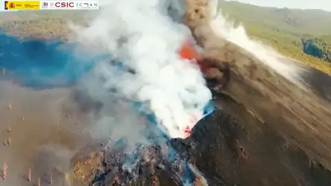 Temor en La Palma a que la nueva fisura del volcán se convierta en una nueva boca Temor en La Palma a que la nueva fisura del volcán se convierta en una nueva boca