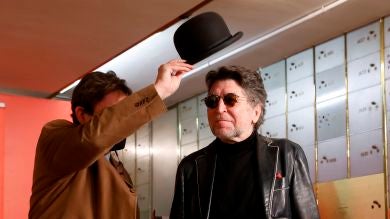 Joaquín Sabina no volverá a subirse a los escenarios hasta que no se pueda ir sin mascarilla, beber y fumar