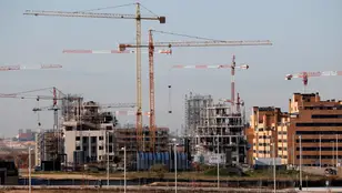 Vista de varios bloques de viviendas en construcción