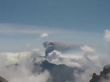 El espectacular 'timelapse' que muestra la lucha entre la columna eruptiva del volcán de La Palma y las nubes de los alisios