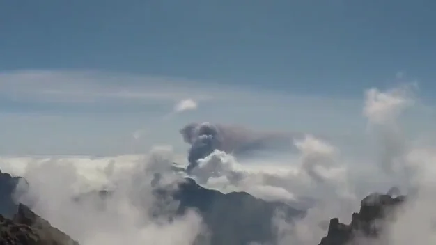 El espectacular 'timelapse' que muestra la lucha entre la columna eruptiva del volc&aacute;n de La Palma y las nubes de los alisios