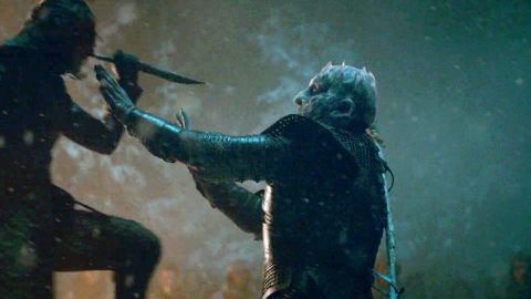Arya matando al Rey de la Noche