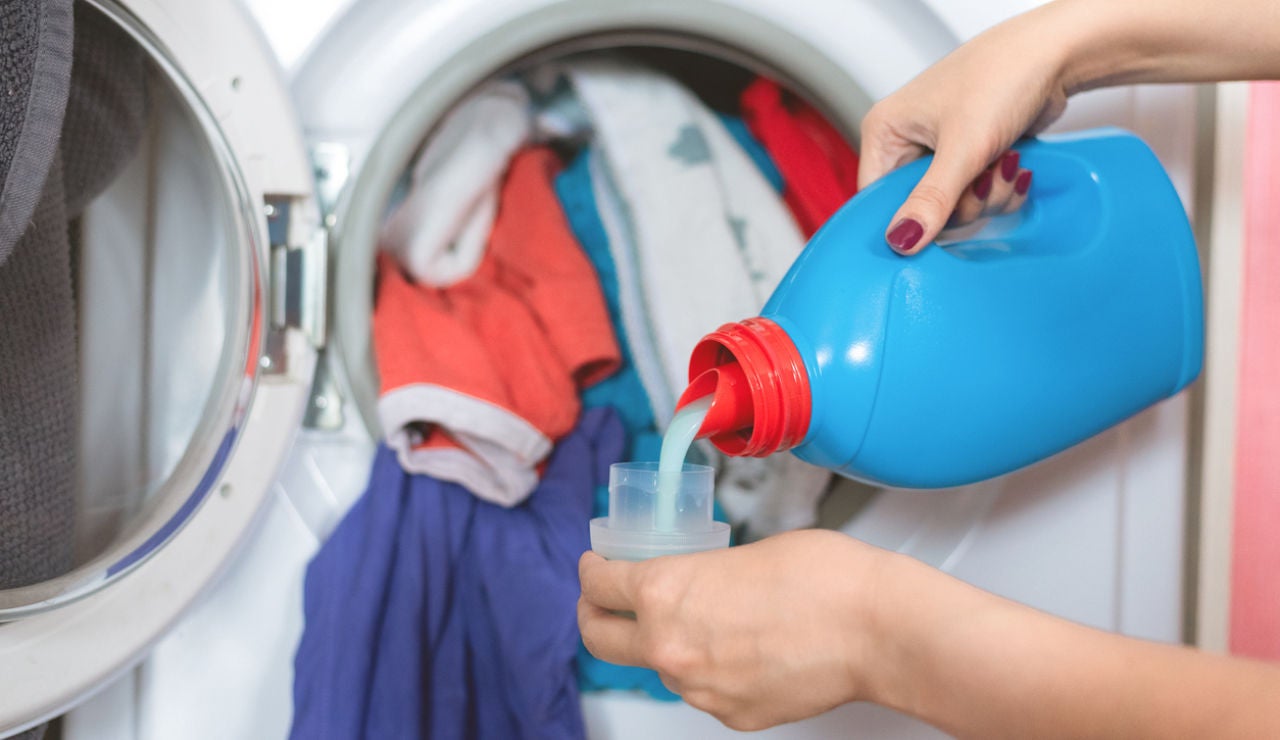 Detergente para la ropa en la lavadora
