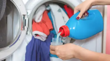 Detergente para la ropa en la lavadora