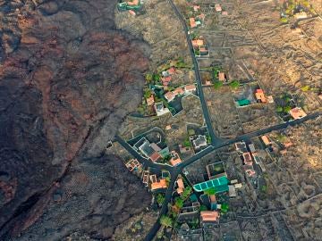 Los datos de sismicidad, geoquímica y deformación apuntan a que no está cercano el final de la erupción del volcán de Cumbre Vieja en La Palma, que está en fase "madura" de manera que hay que prepararse "para echar bastantes días", según han afirmado este martes los responsables del Plan Especial de Protección frente a Riesgo Volcánico de Canarias (Pevolca).