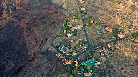 Los datos de sismicidad, geoquímica y deformación apuntan a que no está cercano el final de la erupción del volcán de Cumbre Vieja en La Palma, que está en fase "madura" de manera que hay que prepararse "para echar bastantes días", según han afirmado este martes los responsables del Plan Especial de Protección frente a Riesgo Volcánico de Canarias (Pevolca). Los datos de sismicidad, geoquímica y deformación apuntan a que no está cercano el final de la erupción del volcán de Cumbre Vieja en La Palma, que está en fase "madura" de manera que hay que prepararse "para echar bastantes días", según han afirmado este martes los responsables del Plan Especial de Protección frente a Riesgo Volcánico de Canarias (Pevolca).