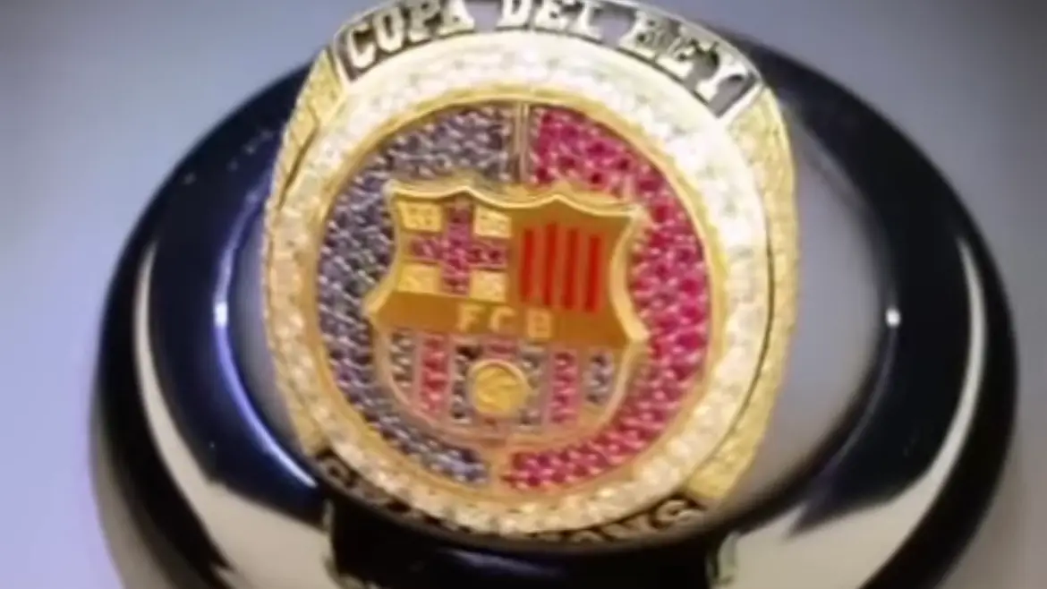 Griezmann se hace un anillo estilo NBA con el escudo del Barcelona para conmemorar la Copa del Rey Griezmann se hace un anillo estilo NBA con el escudo del Barcelona para conmemorar la Copa del Rey