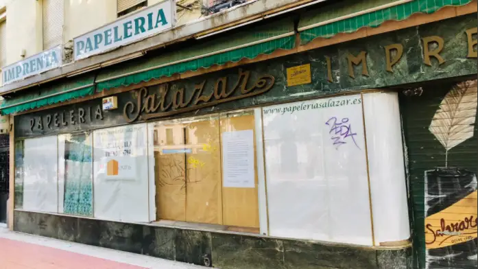 La emotiva despedida de la papelería Salazar, la más antigua de Madrid: "¡Ojalá pudiéramos seguir cien años más a vuestro lado!" La emotiva despedida de la papelería Salazar, la más antigua de Madrid: "¡Ojalá pudiéramos seguir cien años más a vuestro lado!"