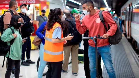 Una informadora atiende a un usuario de Renfe en uno de los andenes de la Estación de Sants de Barcelona este martes cuarto día de huelga de maquinistas Una informadora atiende a un usuario de Renfe en uno de los andenes de la Estación de Sants de Barcelona este martes cuarto día de huelga de maquinistas