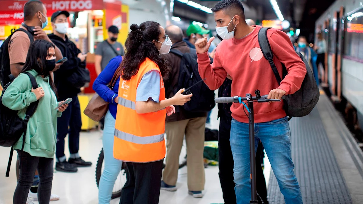 Una informadora atiende a un usuario de Renfe en uno de los andenes de la Estación de Sants de Barcelona este martes cuarto día de huelga de maquinistas Una informadora atiende a un usuario de Renfe en uno de los andenes de la Estación de Sants de Barcelona este martes cuarto día de huelga de maquinistas