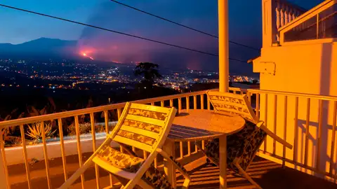 El volcán paraliza cientos de negocios El volcán paraliza cientos de negocios