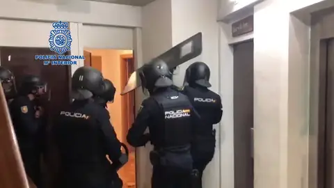 Así desarticula la policía una red dedicaba a explotar sexualmente a mujeres en pisos de Barcelona Así desarticula la policía una red dedicaba a explotar sexualmente a mujeres en pisos de Barcelona