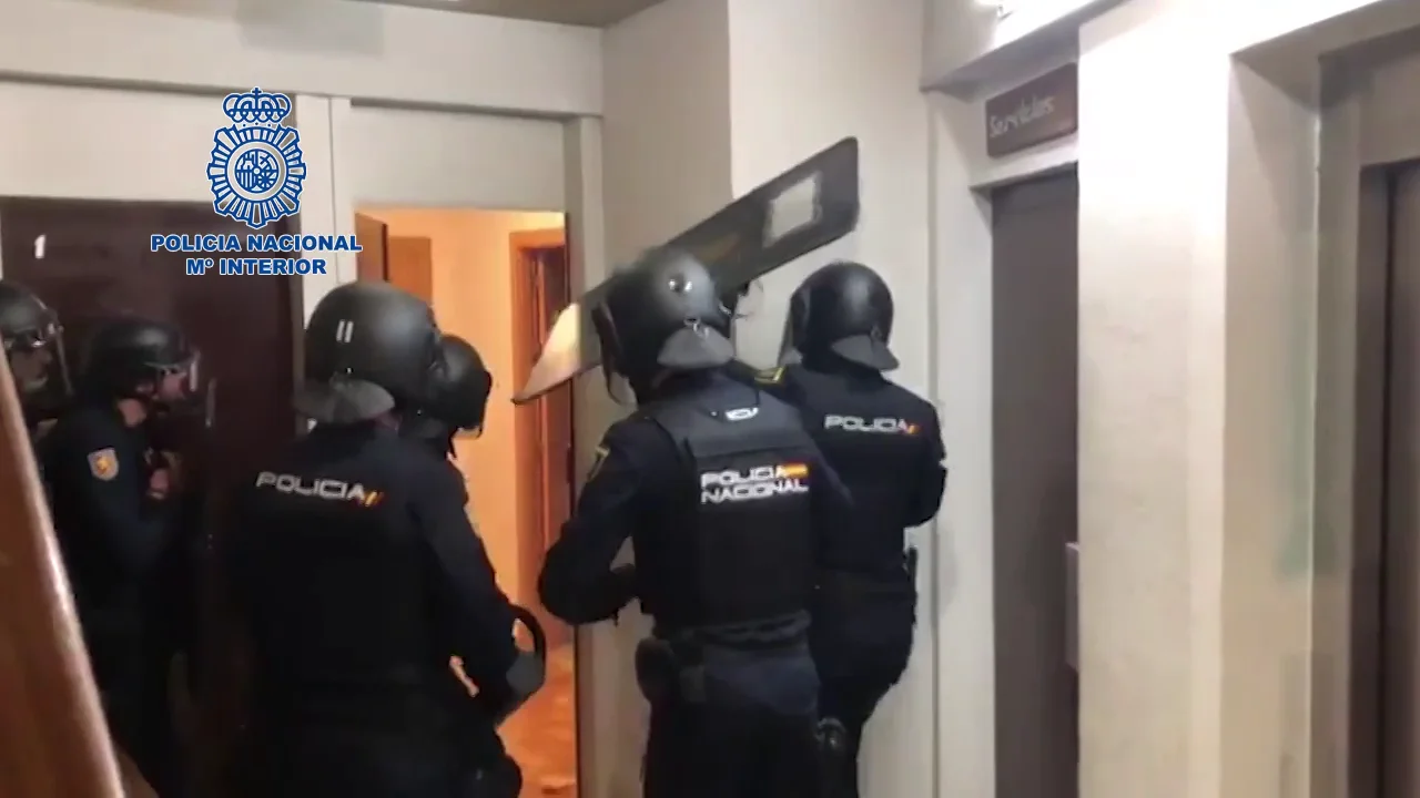 Así desarticula la policía una red dedicaba a explotar sexualmente a mujeres en pisos de Barcelona Así desarticula la policía una red dedicaba a explotar sexualmente a mujeres en pisos de Barcelona