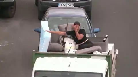 Mujer en La Palma con sus pertenencias en un camión Mujer en La Palma con sus pertenencias en un camión