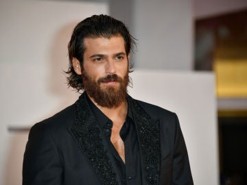 La foto de Can Yaman con esta chica que ha hecho arder las redes