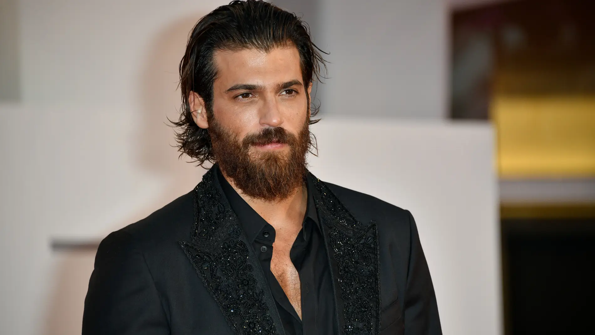 La foto de Can Yaman con esta chica que ha hecho arder las redes