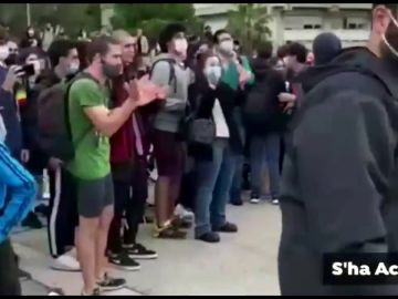 S'ha Acabat denuncia que un grupo de independentistas destrozó su carpa en la Universidad Autónoma y que el rectorado lo "permitió"