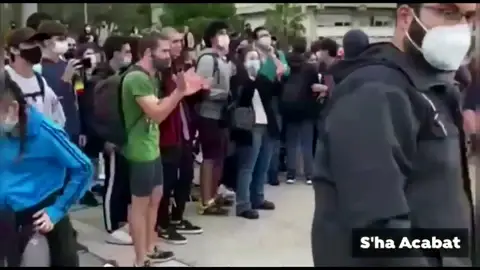 S'ha Acabat denuncia que un grupo de independentistas destrozó su carpa en la Universidad Autónoma y que el rectorado lo "permitió" S'ha Acabat denuncia que un grupo de independentistas destrozó su carpa en la Universidad Autónoma y que el rectorado lo "permitió"