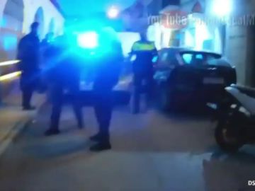 Detenido un hombre que quiso agredir a la Policía tras apuñalar a un joven con un cuchillo