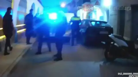Detenido un hombre que quiso agredir a la Policía tras apuñalar a un joven con un cuchillo Detenido un hombre que quiso agredir a la Policía tras apuñalar a un joven con un cuchillo