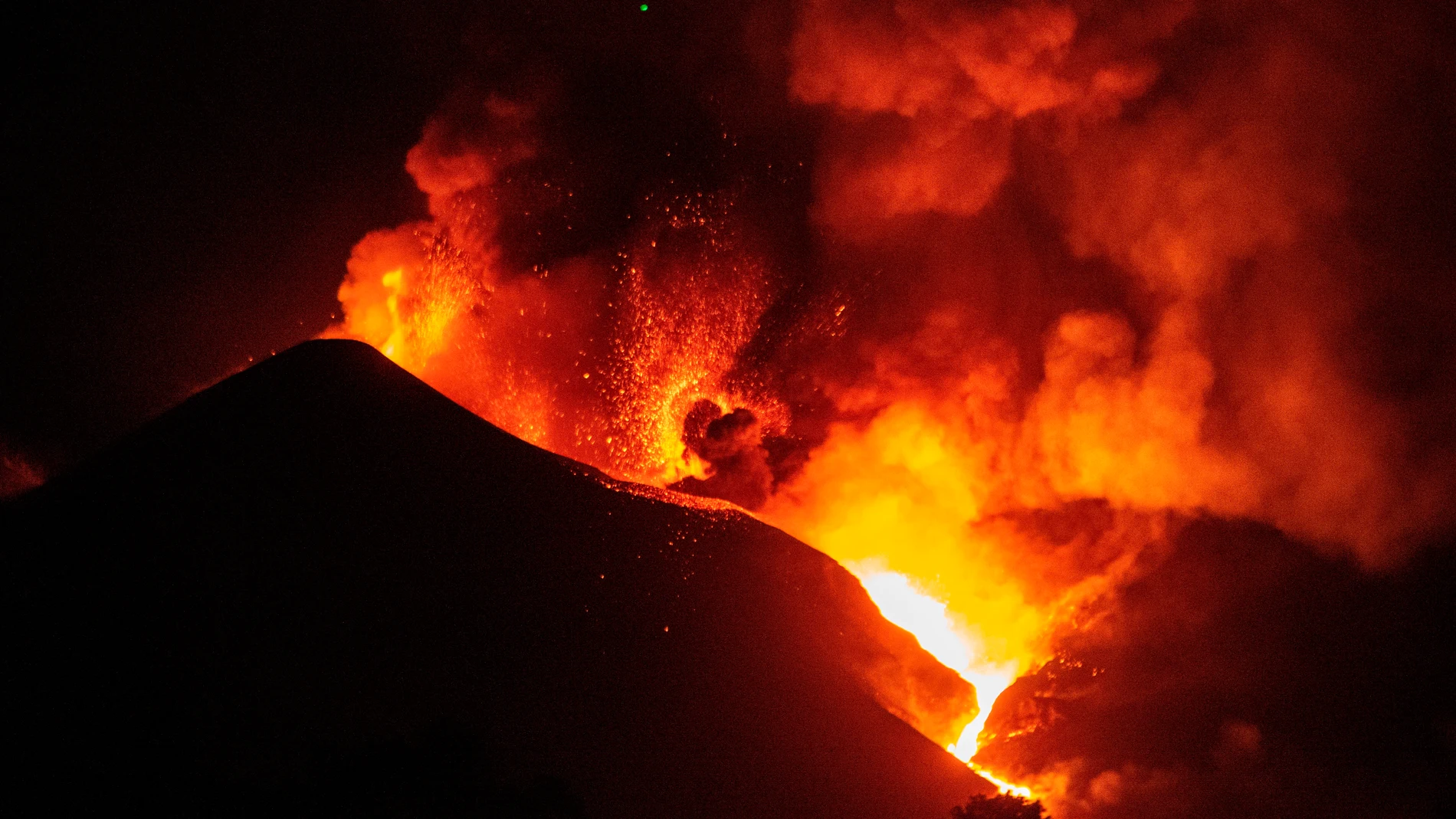Se cierra el diámetro de cono principal del volcán de La Palma debido a la  caída de piroclastos