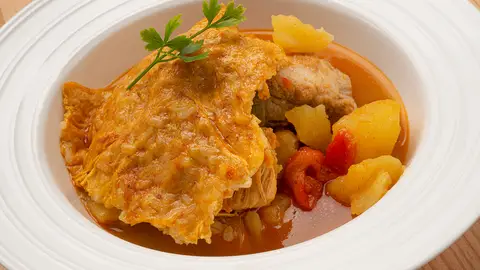 Receta de guisado de patatas con tortilla de arroz, de Karlos Arguiñano Receta de guisado de patatas con tortilla de arroz, de Karlos Arguiñano