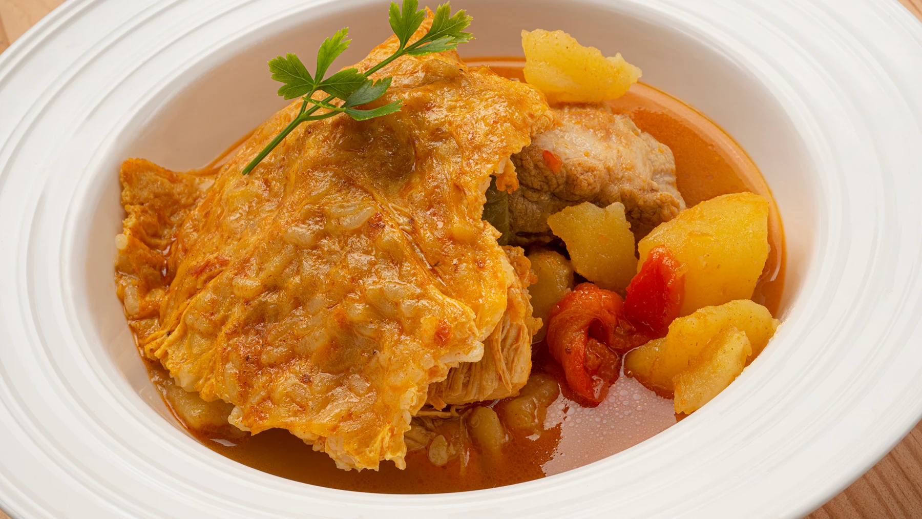 Receta de guisado de patatas con tortilla de arroz, de Karlos Arguiñano Receta de guisado de patatas con tortilla de arroz, de Karlos Arguiñano