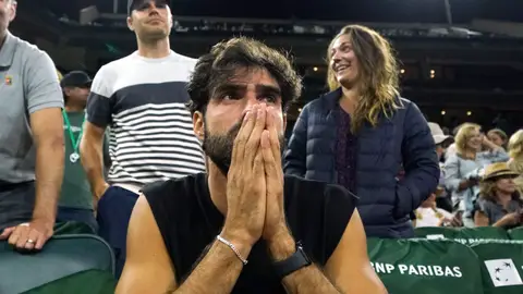 Juan Betancourt, el mayor apoyo de Paula Badosa en su pase a cuartos de final de Indian Wells Juan Betancourt, el mayor apoyo de Paula Badosa en su pase a cuartos de final de Indian Wells