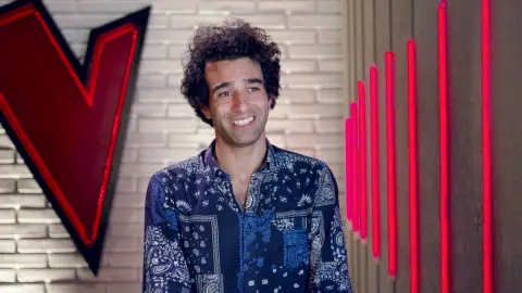 Kiumars canta con el corazón y es una persona agradable y cercana. Aunque toda su familia vive en Luxemburgo, hace un año decidió venirse a España por amor y para apostar por una relación con su novio Vicente, con el que lleva dos años. Su primera cita fue en un concierto de jazz donde Vicente le escuchó cantar por primera vez, y la segunda en París, porque Kiumars audicionaba para ‘La Voz Francia 2019’. Kiumars canta con el corazón y es una persona agradable y cercana. Aunque toda su familia vive en Luxemburgo, hace un año decidió venirse a España por amor y para apostar por una relación con su novio Vicente, con el que lleva dos años. Su primera cita fue en un concierto de jazz donde Vicente le escuchó cantar por primera vez, y la segunda en París, porque Kiumars audicionaba para ‘La Voz Francia 2019’.