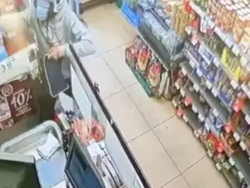 Una cajera hace frente a un ladrón reincidente en su tienda de Granada