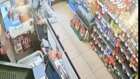 Una cajera hace frente a un ladrón reincidente en su tienda de Granada Una cajera hace frente a un ladrón reincidente en su tienda de Granada