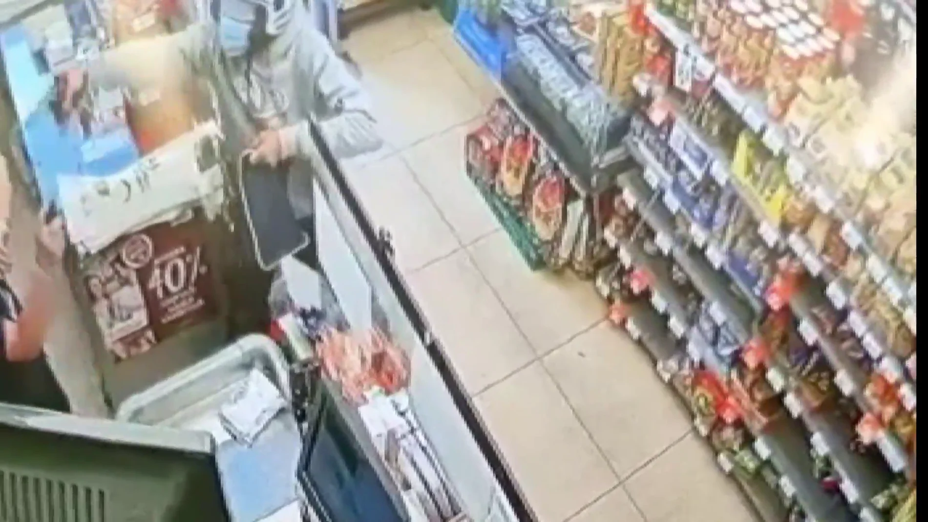 Una cajera hace frente a un ladrón reincidente en su tienda de Granada