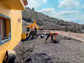 Efectivos del Ejército de Tierra durante las tareas de retirada de cenizas de tejados y azoteas en La Palma este jueves.