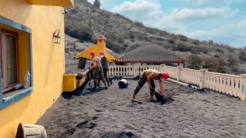 Efectivos del Ejército de Tierra durante las tareas de retirada de cenizas de tejados y azoteas en La Palma este jueves. Efectivos del Ejército de Tierra durante las tareas de retirada de cenizas de tejados y azoteas en La Palma este jueves.