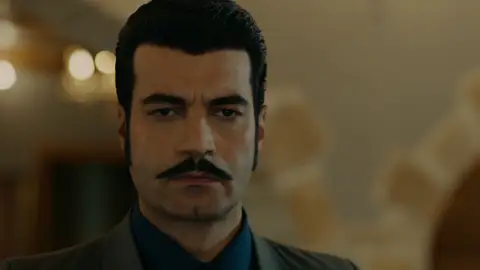 Demir sorprende a Hünkar y Fekeli juntos Demir sorprende a Hünkar y Fekeli juntos