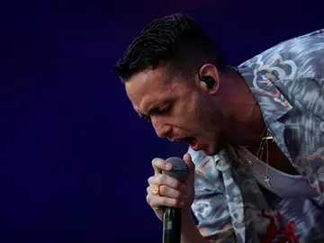 C. Tangana y Nathy Peluso lamentan la dimisión del deán tras la polémica por 'Ateo': "Creía que éramos más modernos" C. Tangana y Nathy Peluso lamentan la dimisión del deán tras la polémica por 'Ateo': "Creía que éramos más modernos"
