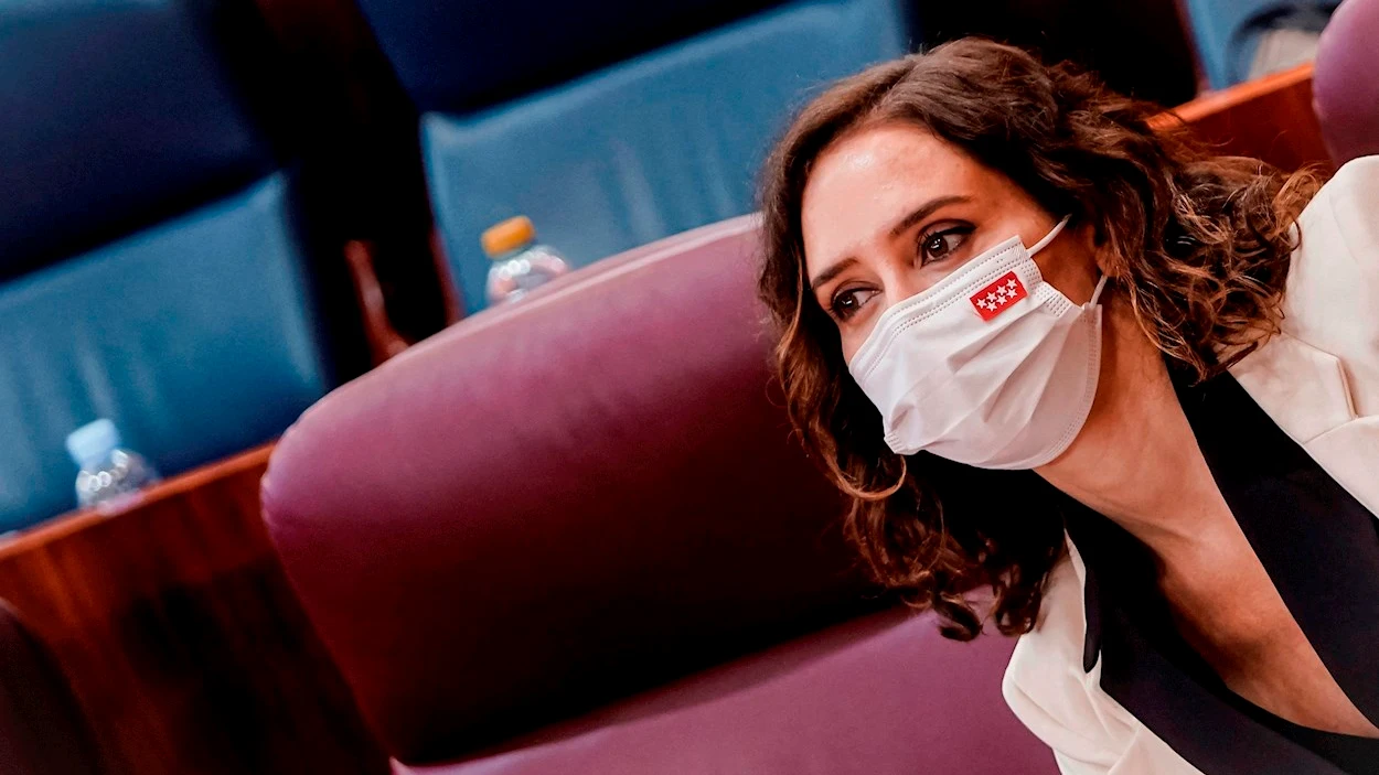 La presidenta madrileña, Isabel Díaz Ayuso durante el pleno celebrado este jueves en la Asamblea de Madrid en el que ha afirmado que es una "utopía" que la educación sea gratuita como reclama Vox, ya que no es posible "regalarle la educación a todo el mundo porque, si no, no sería sostenible el sistema". La presidenta madrileña, Isabel Díaz Ayuso durante el pleno celebrado este jueves en la Asamblea de Madrid en el que ha afirmado que es una "utopía" que la educación sea gratuita como reclama Vox, ya que no es posible "regalarle la educación a todo el mundo porque, si no, no sería sostenible el sistema".