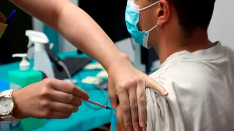 Un alumno de la Universidad de Santiago de Compostela recibe una dosis de la vacuna contra la covid, en una imagen de archivo Un alumno de la Universidad de Santiago de Compostela recibe una dosis de la vacuna contra la covid, en una imagen de archivo