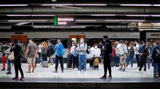 Usuarios de Rodalies esperan la llegada del tren.