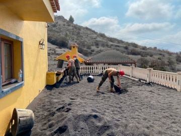 Lluvia de cenizas volcánicas en La Palma