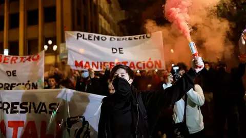 Grupos antisistema se manifiestan en Madrid contra "el aumento de las leyes represivas" Grupos antisistema se manifiestan en Madrid contra "el aumento de las leyes represivas"
