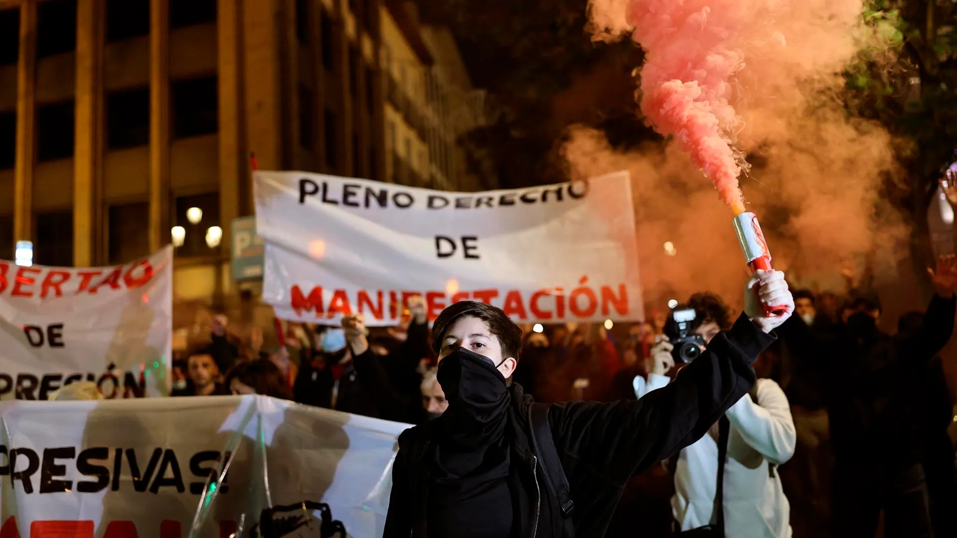 Grupos antisistema se manifiestan en Madrid contra "el aumento de las leyes represivas" Grupos antisistema se manifiestan en Madrid contra "el aumento de las leyes represivas"