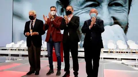 Un PSOE unido muestra su mejor cara en su 40º Congreso y entierra las guerras internas Un PSOE unido muestra su mejor cara en su 40º Congreso y entierra las guerras internas