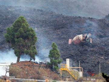 Una hormigonera sepultada por la lava